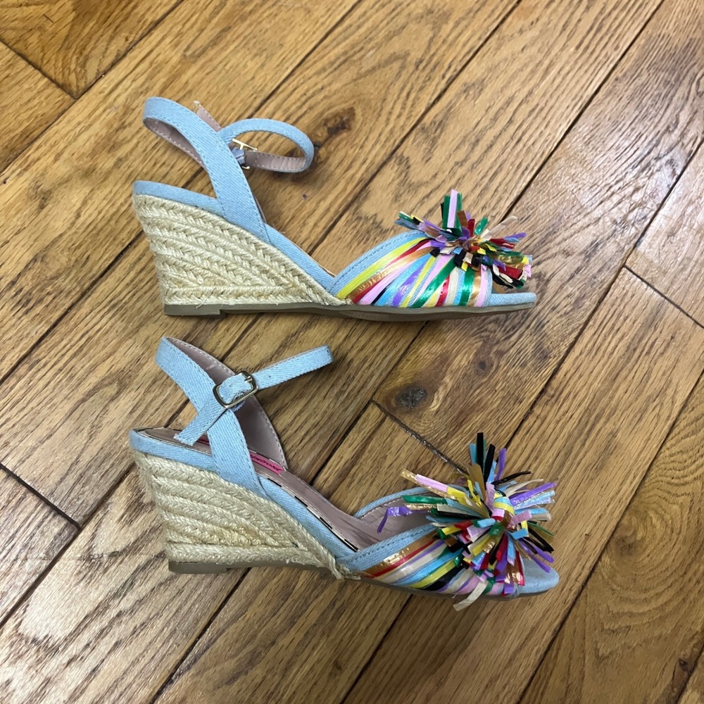 Betsey Johnson Beta Blue Denim Multi Raffia Pom Pom Espadrille Wedge Sandals 6M